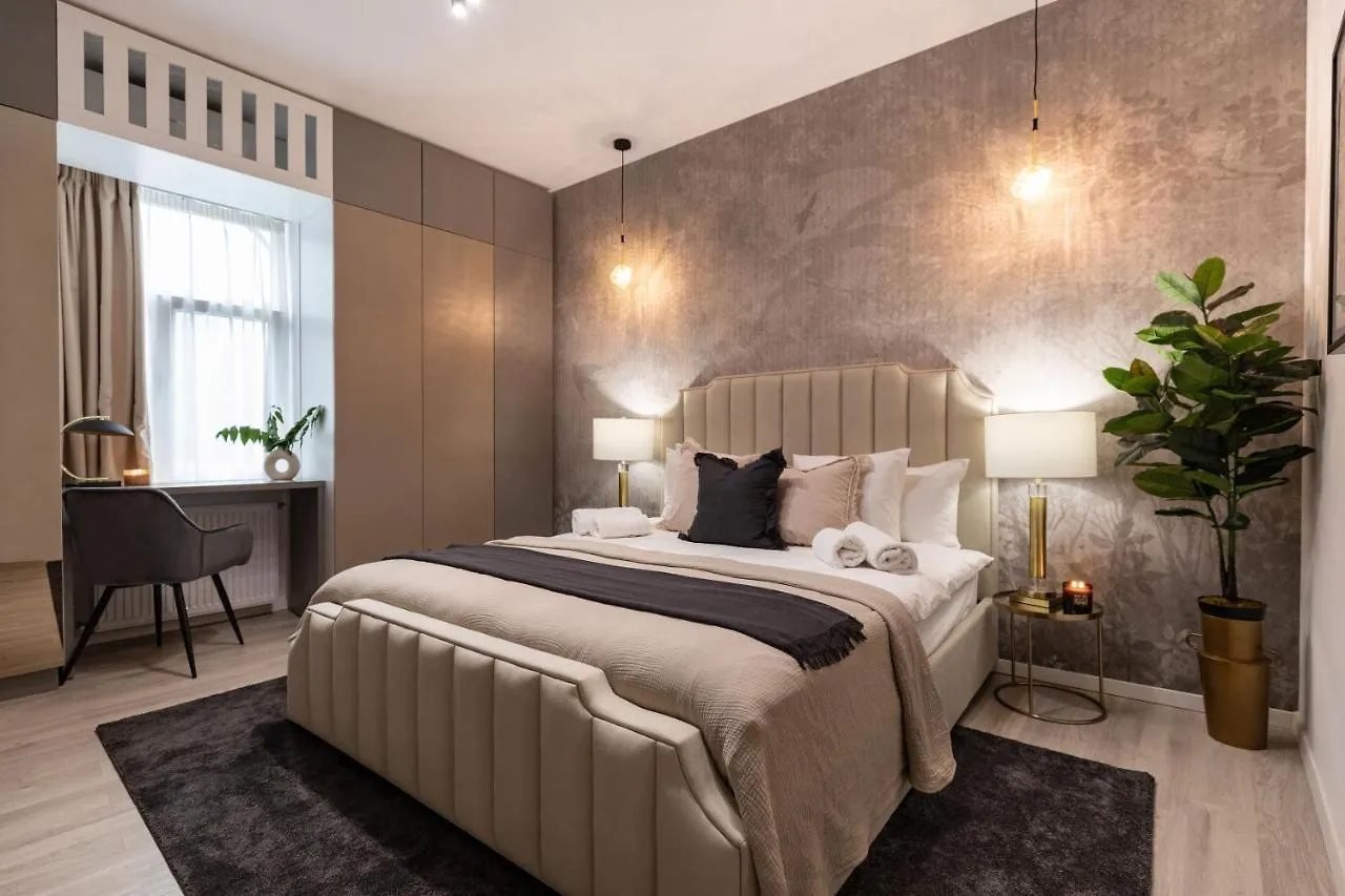 Qult - Misty Night Apartment Bucharest